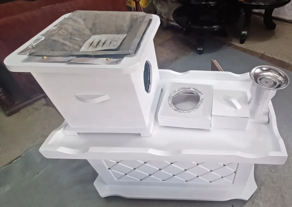 Medium Size White Rekebot Front With Accessories
